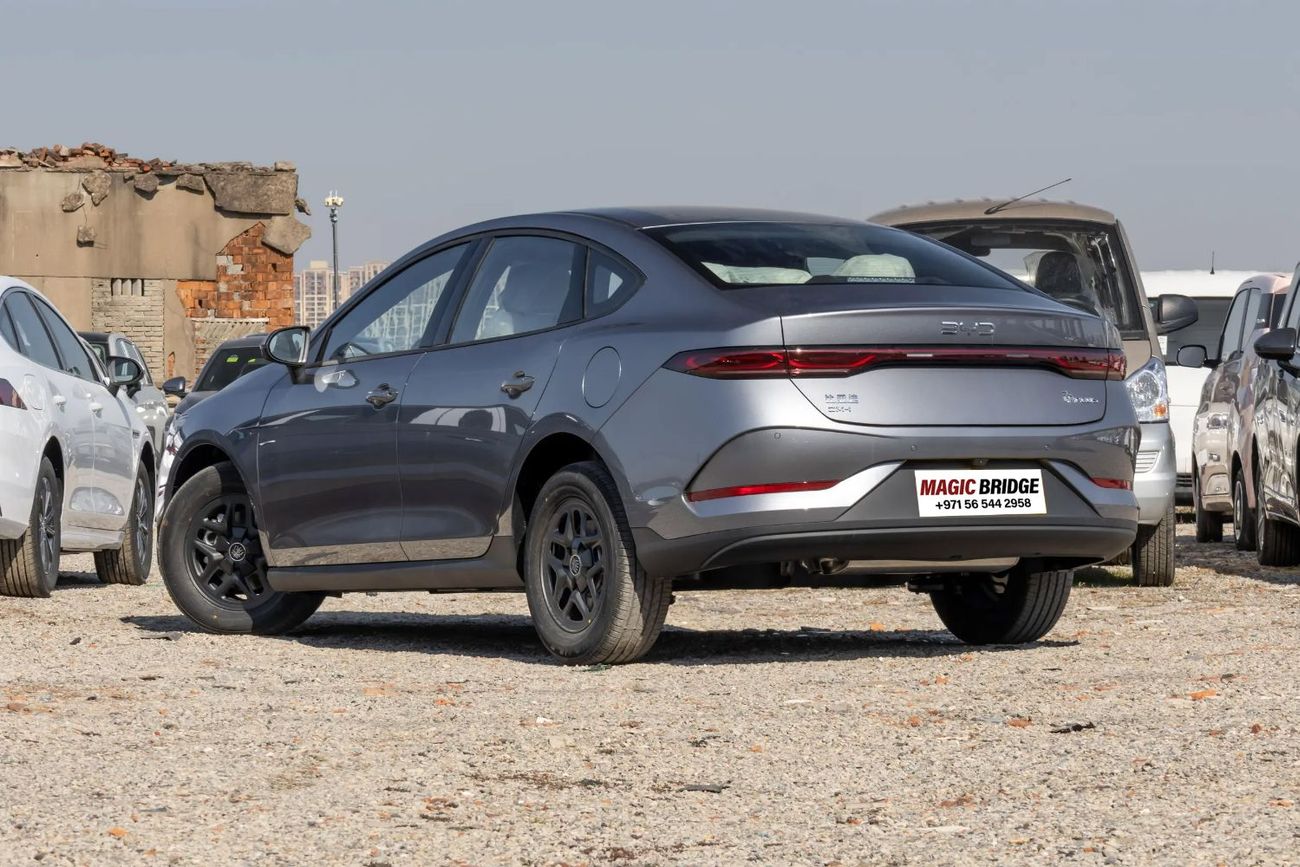 بي واي دي كين بلاس BYD Qin PLUS DM-i 55KM الطراز الرائد