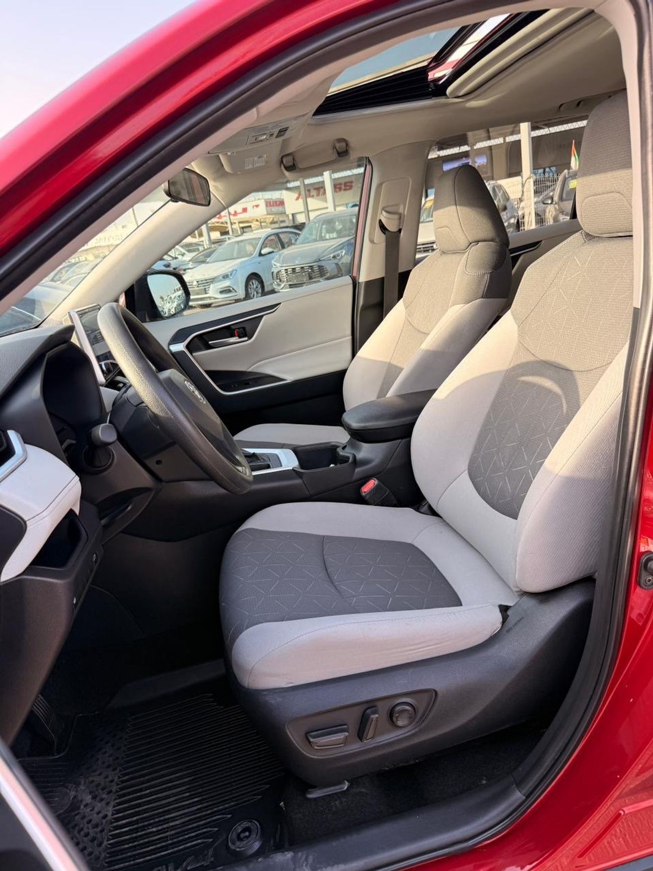 تويوتا راف ٤ XLE 2.5 L | sunroof, push start low mileage full option