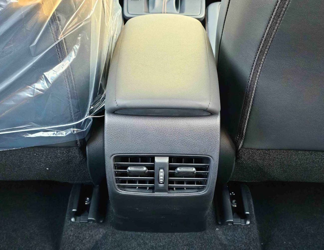 تويوتا كورولا كروس LTD HEV NEW SHAPE / 2.0L V4 PETROL / SUNROOF / LEATHER WITH DRIVER POWER SEAT (CODE # CRCHCN)