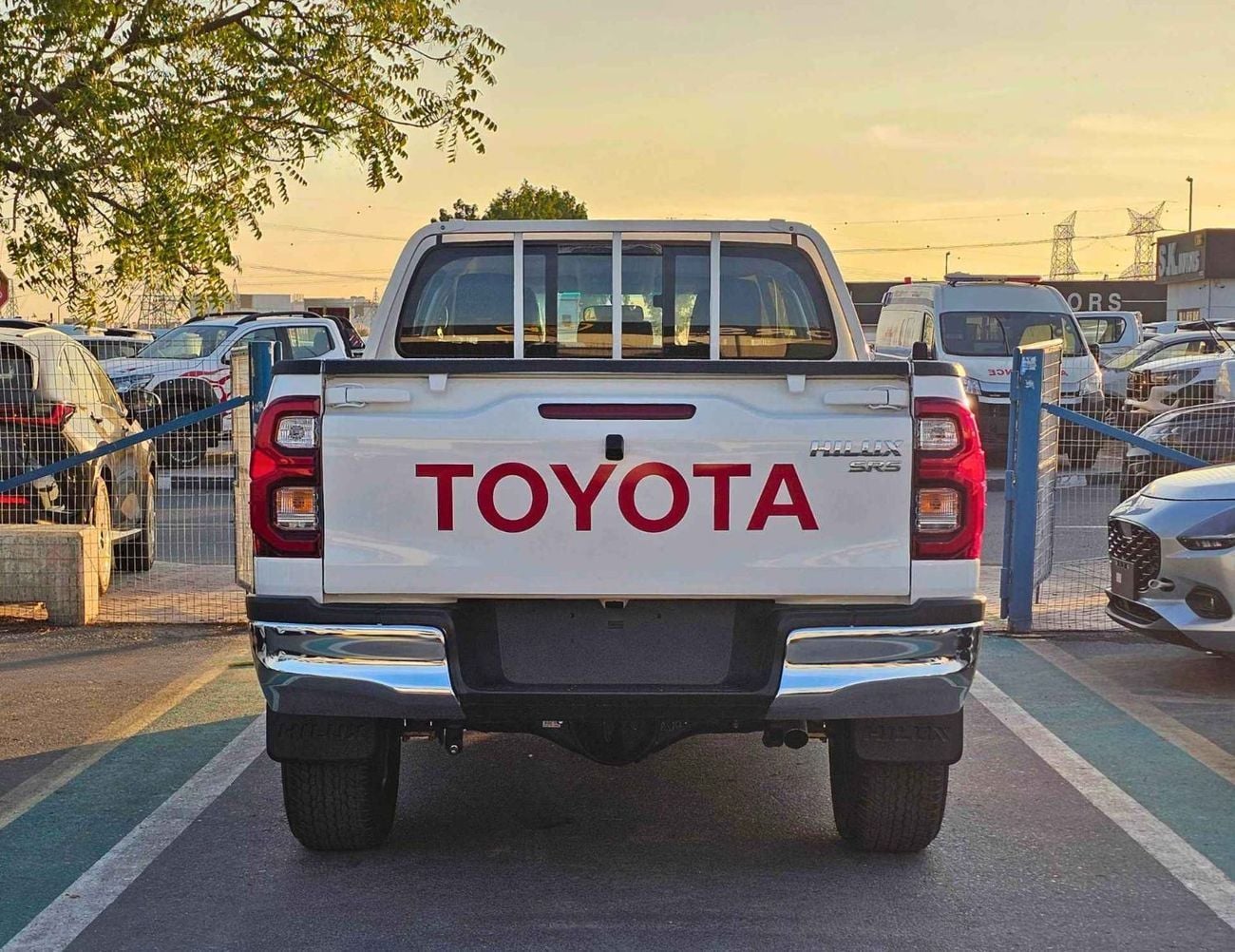 تويوتا هيلوكس SR5 WIDE BODY / 2.4L V4 DIESEL M/T / DVD CAMERA / PUSH START / FULL OPTION (CODE # HDMH2)