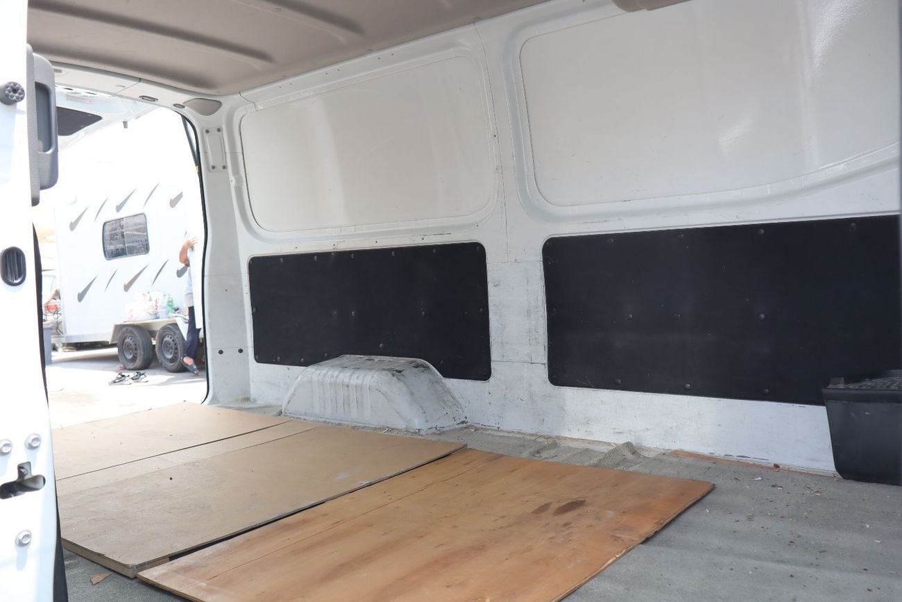 Nissan Urvan STD