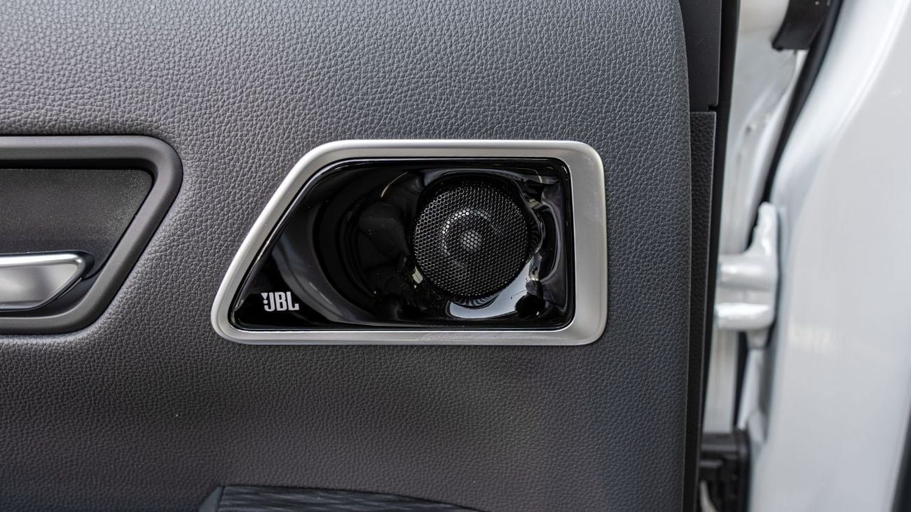 Toyota Land Cruiser 2025 Toyota Land Cruiser 300 VXR 3.5L AT Hybrid (White-Beige)