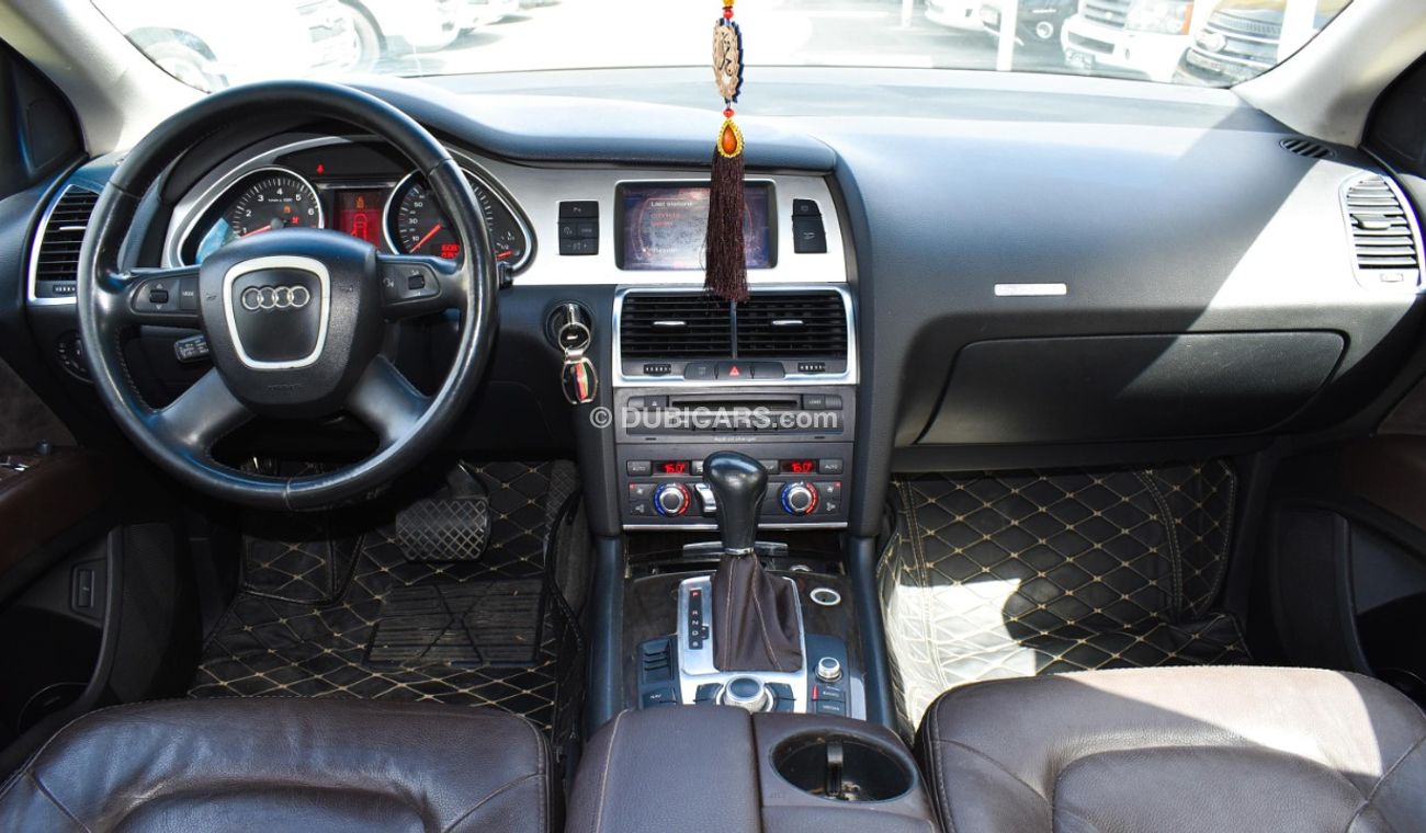 Audi Q7 2009 GCC model, silver color, saffron interior, leather panorama, cruise control, sensor wheels, in