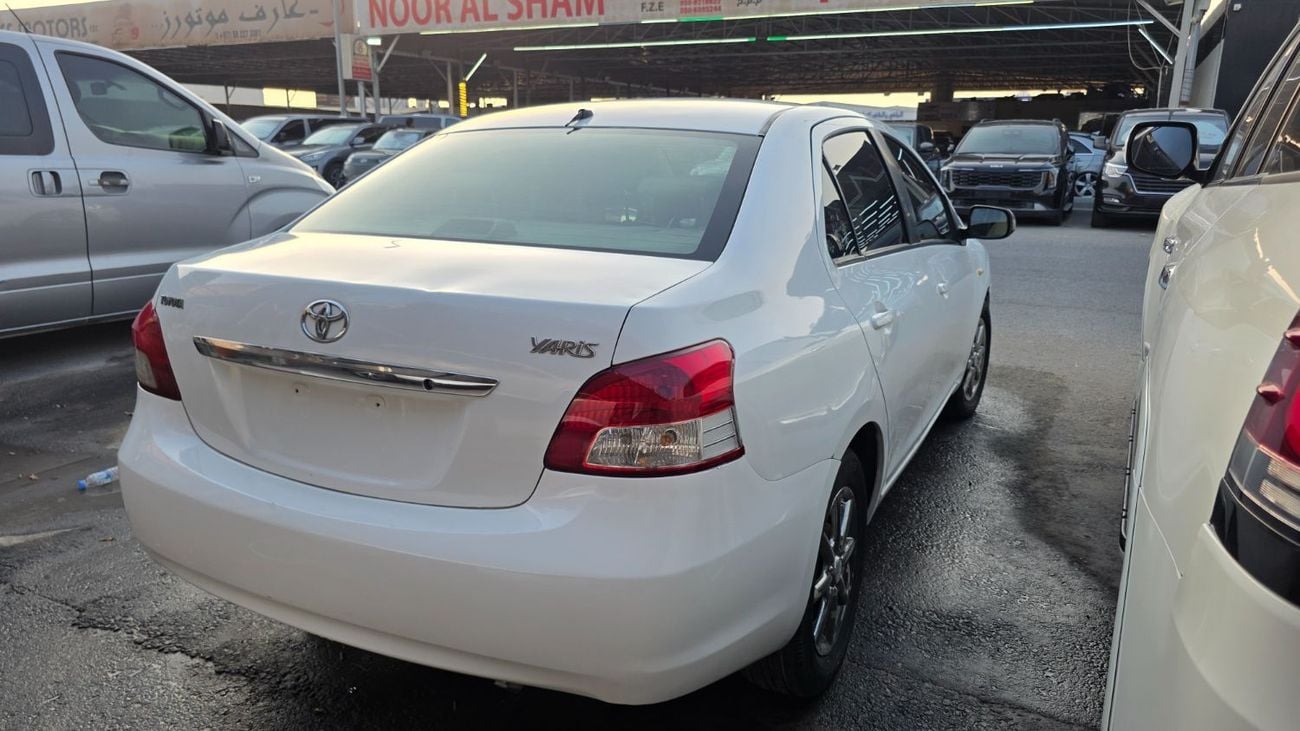 Toyota Yaris BASE
