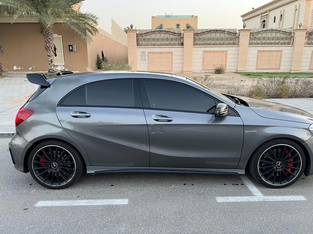 Mercedes Benz A35 AMG مرسيدس-AMG A45 واحدة من أقوى سيارات الهاتشباك الرياضية في العالم. بفضل محركها الجبار رباعي الأسطوانا