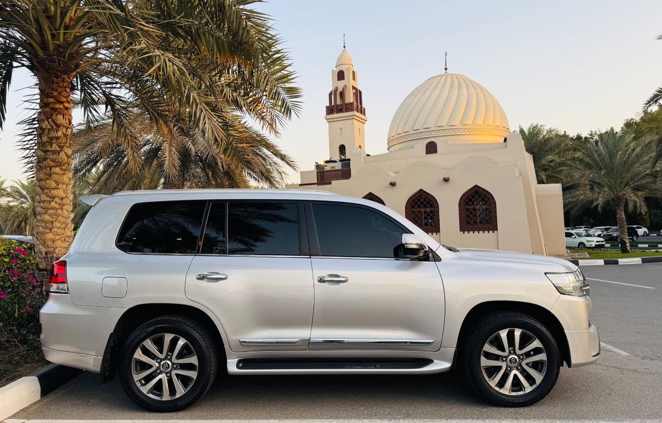 Toyota Land Cruiser VXR 5.7L 4WD