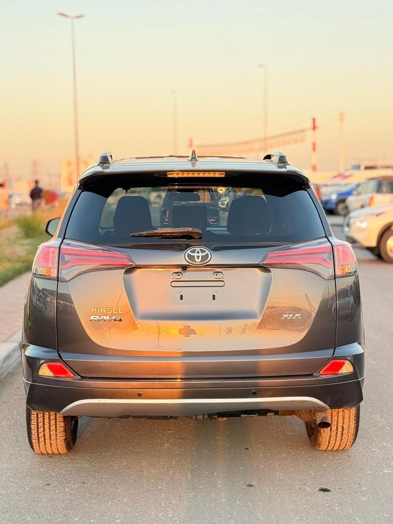 تويوتا راف ٤ XLE 2.5L Full option Sunroof 2018