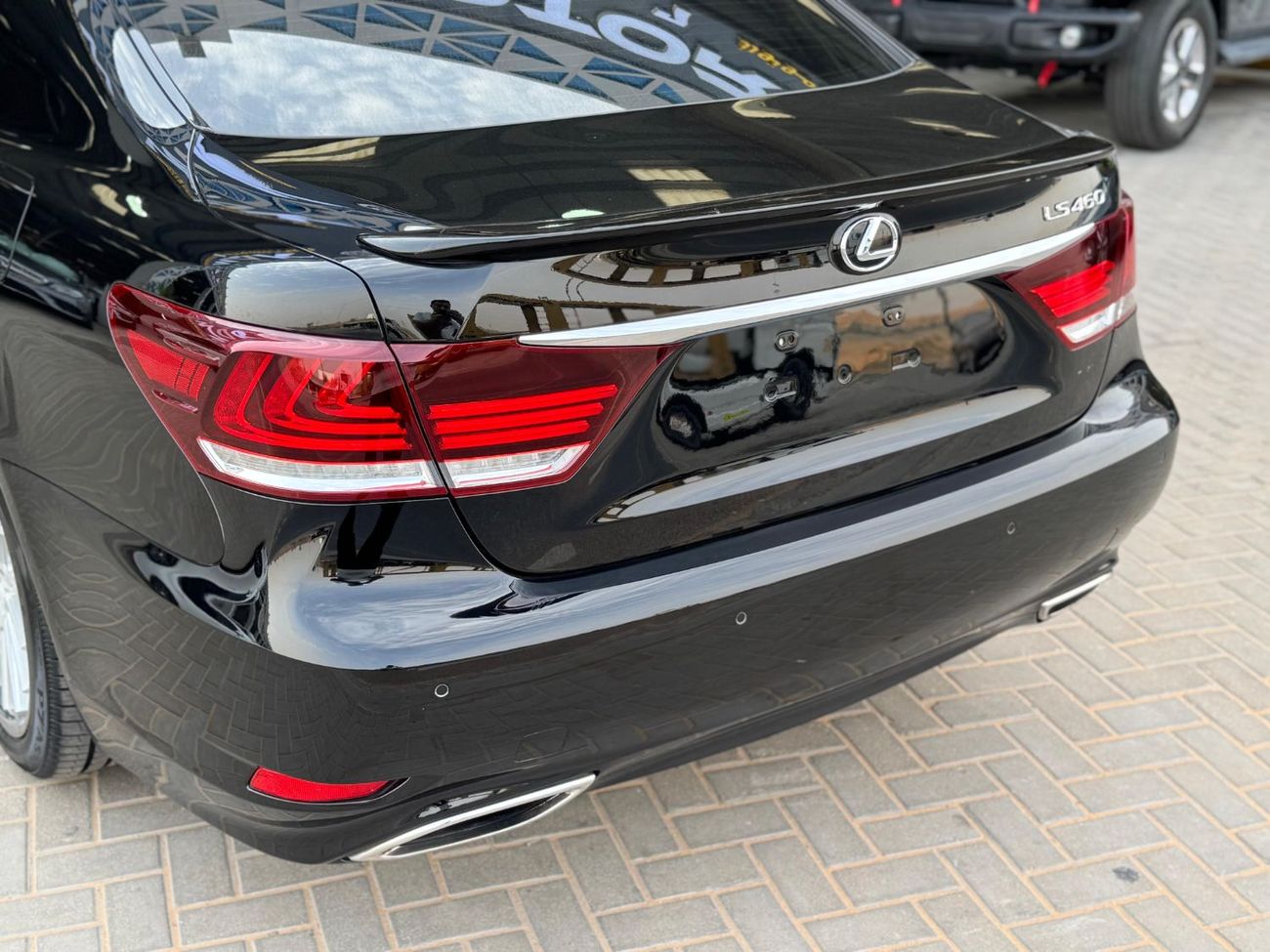 Lexus LS460 V8 4.6L / TRIPLE XENON LIGHTS / COOLING AND HEATING SEATS / SOFT CLOSE DOORS / IN PERFECT CONDITION