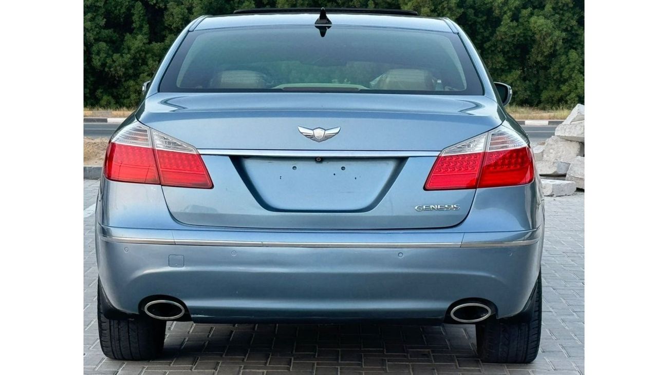 هيونداي جينيسس بحالة ممتازة من الداخل و الخارج