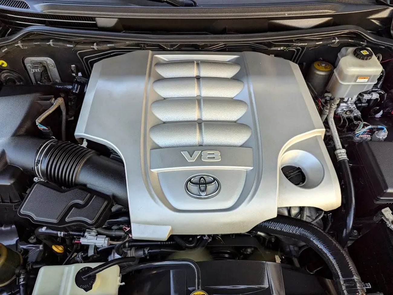 Toyota Land Cruiser GXR V8 5.7L – Top Full Option | GCC Excellent Condition Specs
