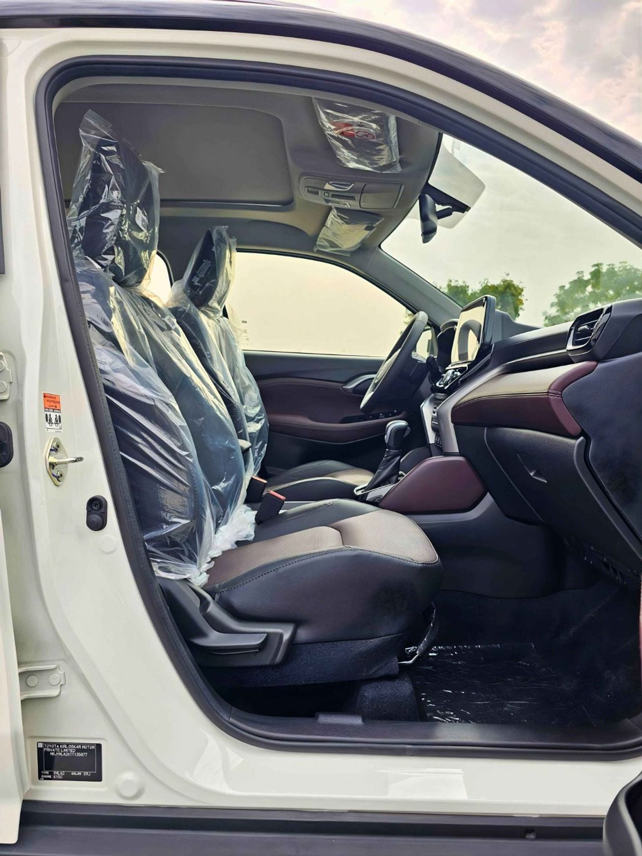 تويوتا أوربان كروزر GLX NEODRIVE DUAL TONE / 1.5L PETROL V4 / PANORAMIC ROOF / HEADS UP DISPALY / 360*CAMERA (CODE # UB1