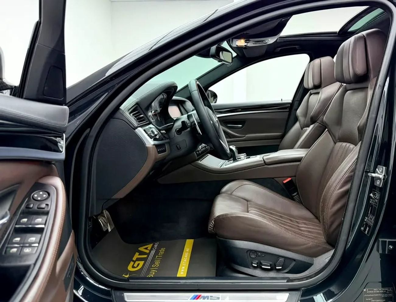 بي أم دبليو M5 ستاندارد Stage 2 Tuned, Carbon Fiber Exterior, Fully Loaded, Excellent Condition, GCC