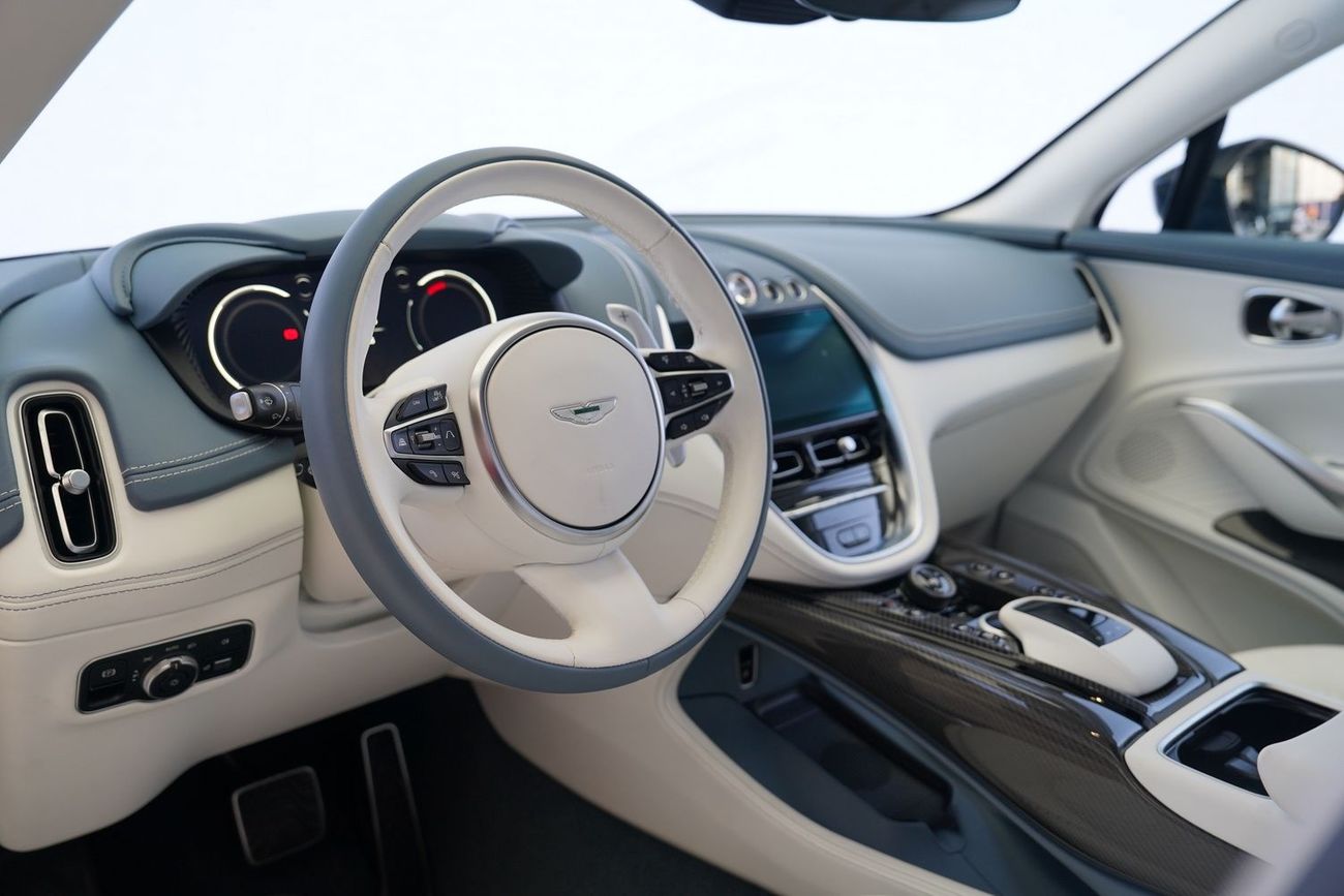 Aston Martin DBX 707