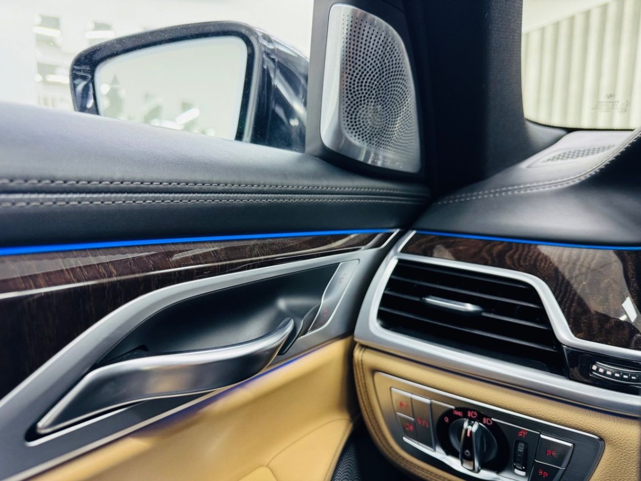 بي أم دبليو 750Li M Sport 4.4L (523 HP)