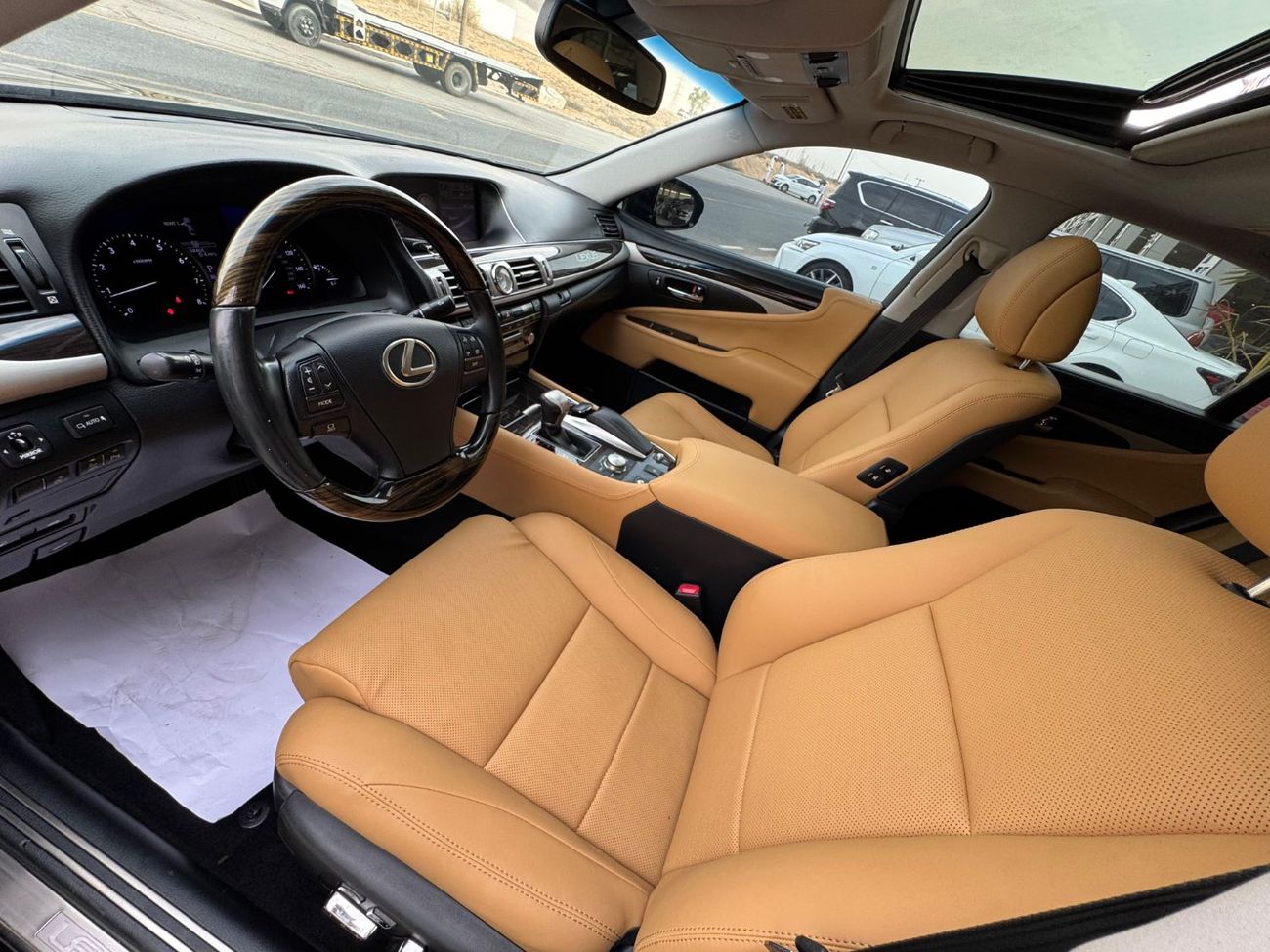 Lexus LS460 V8 4.6L / TRIPLE XENON LIGHTS / COOLING AND HEATING SEATS / SOFT CLOSE DOORS / IN PERFECT CONDITION