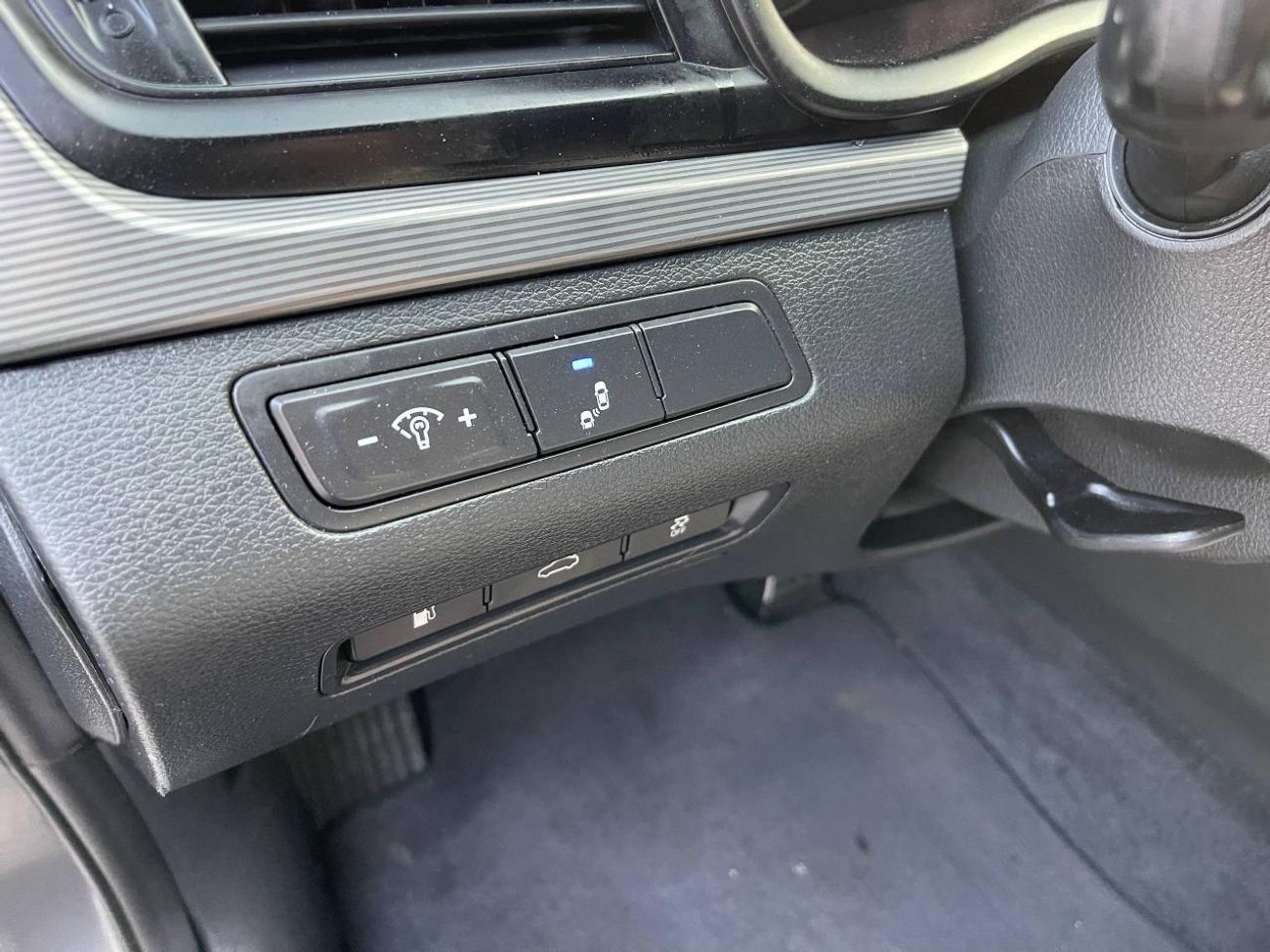 هيونداي سوناتا رياضي / محرك 2.4 لتر V4 / كامل المواصفات / فتحة سقف / زجاج أمامي / دخول وتشغيل بدون مفتاح / نظيف للغ