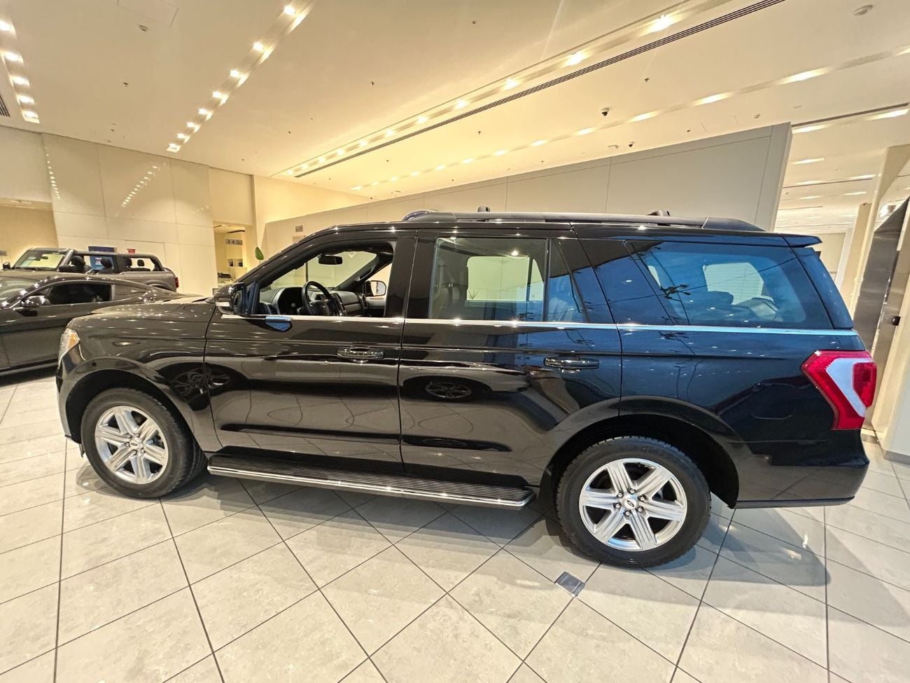 Ford Expedition XT221 / FREE Insurance + Registration / AL TAYER MOTORS / AL QOUZ SHOWROOM