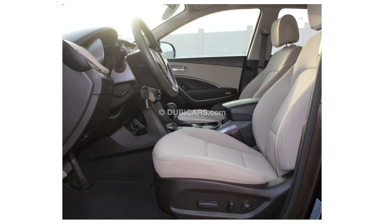 Hyundai Santa Fe Hyundai Santa Fe 2018 GCC 6 cylinder in excellent condition without accidents, very clean from insid