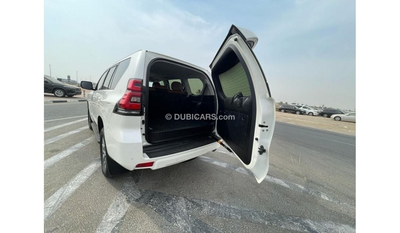 Toyota Prado *Offer*Toyota Parado 4.0L VXR V6 AWD - 7 Seater /