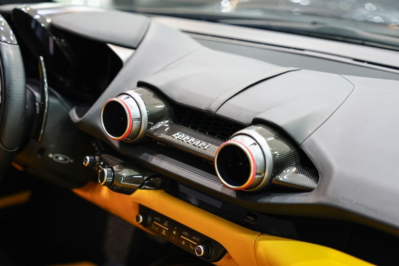 فيراري 812  سوبرفاست Carbon Package, JBL Audio, Passenger Display, Daytona Seats, GCC Specs!!