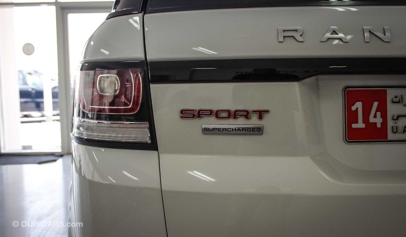 Land Rover Range Rover Sport Supercharged رنج روفر سبورت V8 2014 من وكالة الطاير  147000 كم لون ابيض و الداخل احمر بدون حوادث او صبغ تحت الضما