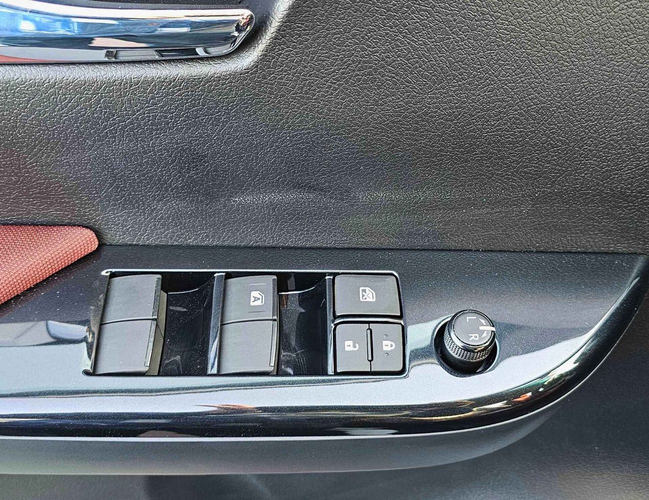 تويوتا هيلوكس GLXS-G SR5 | DOUBLE CABIN | A/T | 2.7L V4 PETROL | 4WD (CODE # GLXS-G)