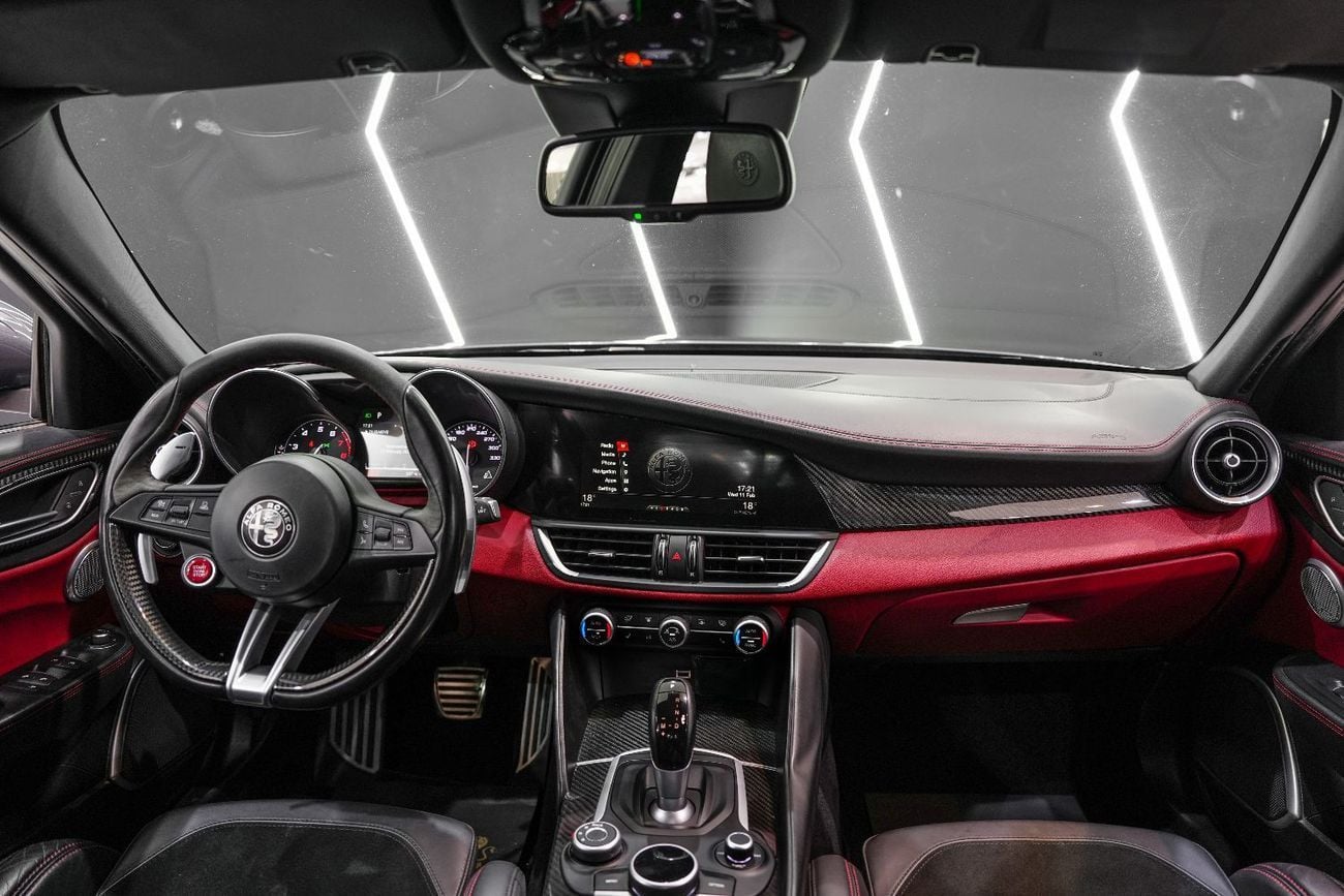 ألفا روميو جوليا Quadrifoglio, Carbon Trim, Harman/Kardon Audio, Sport Package, GCC Specs!!