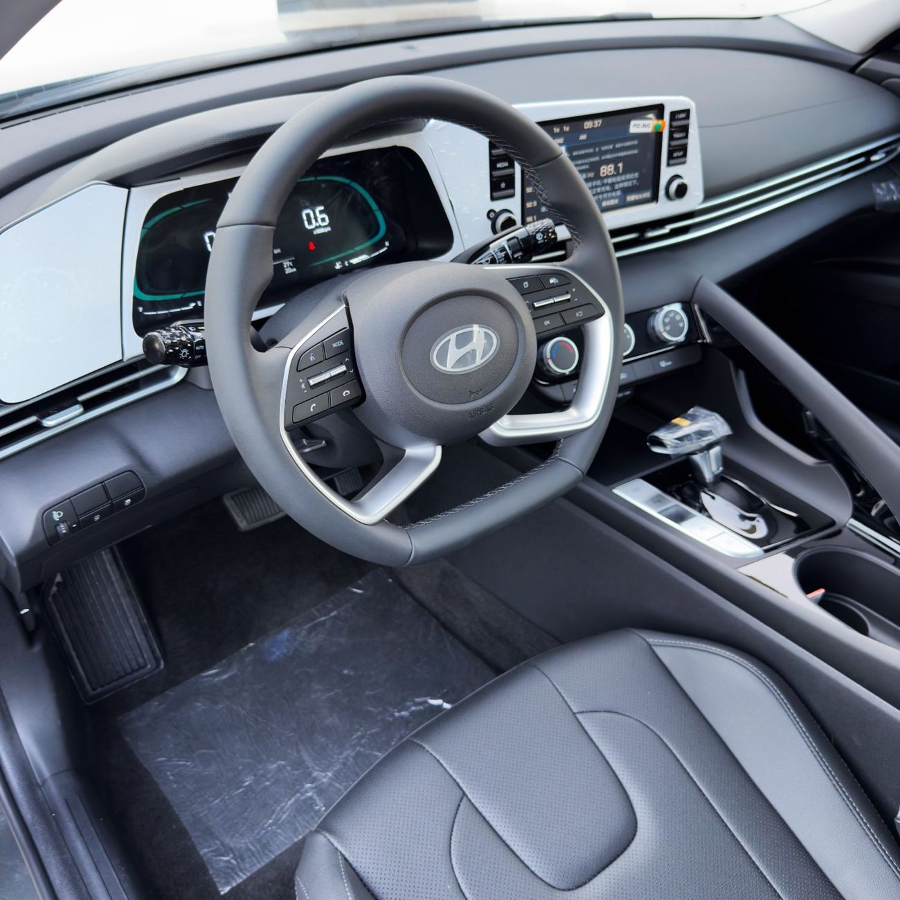 هيونداي إلانترا HYUNDAI ELANTRA 1.6L - CVT - GLX - ELITE - GRAY INSIDE BLACK 