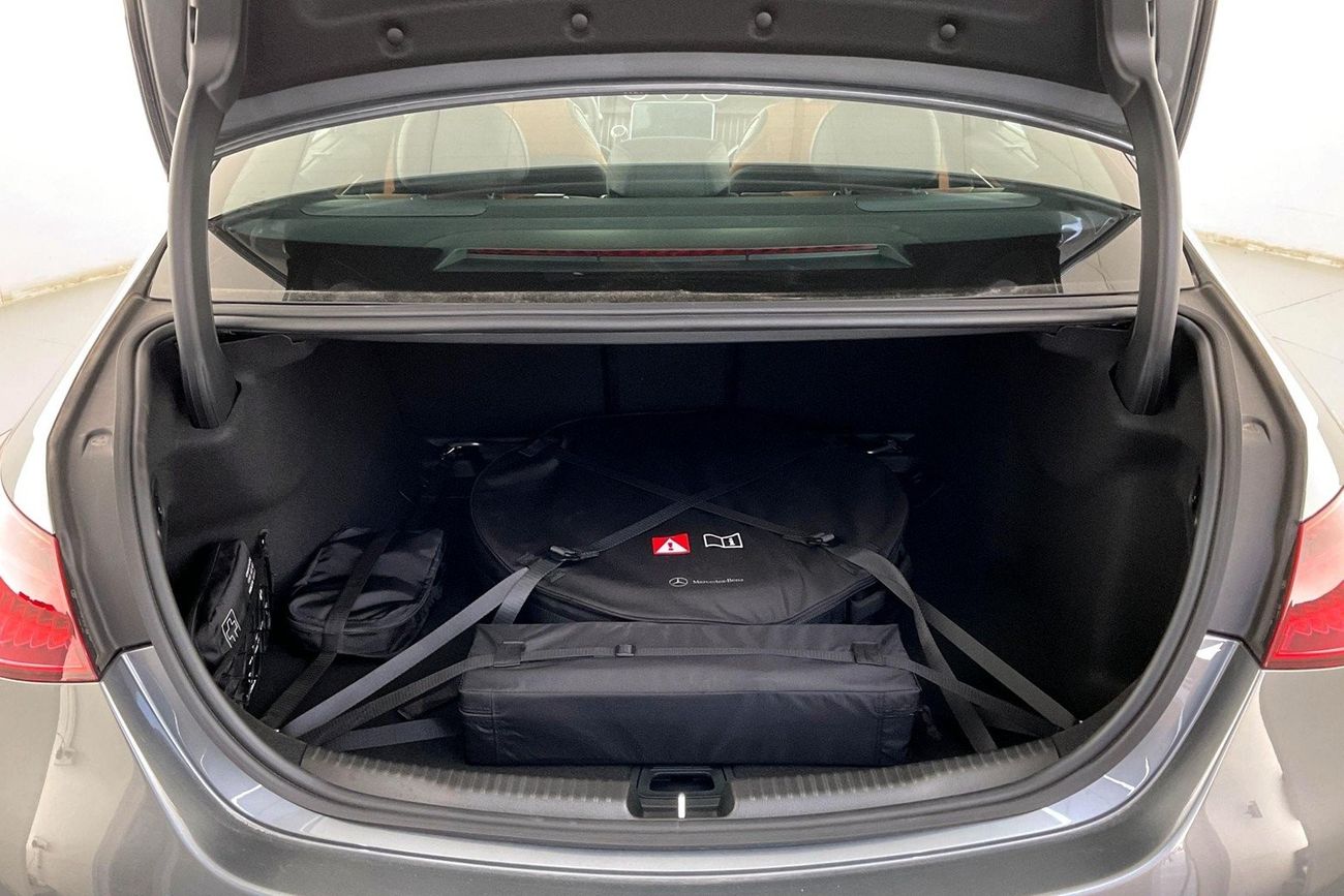 مرسيدس بنز C 200 Premium + (AMG Line) | سنة ضمان مجانية | خالية من أضرار الفيضانات