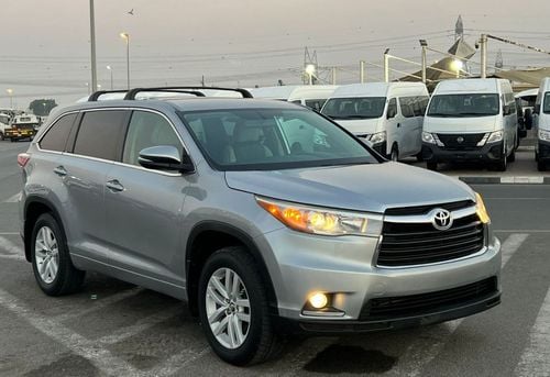 Toyota Highlander LE (NON GCC) 2016 Toyota Highlander MidOption -3.5L - V6 - Rear  Camera - AWD 4x4 - Leather Seat -  7 seater