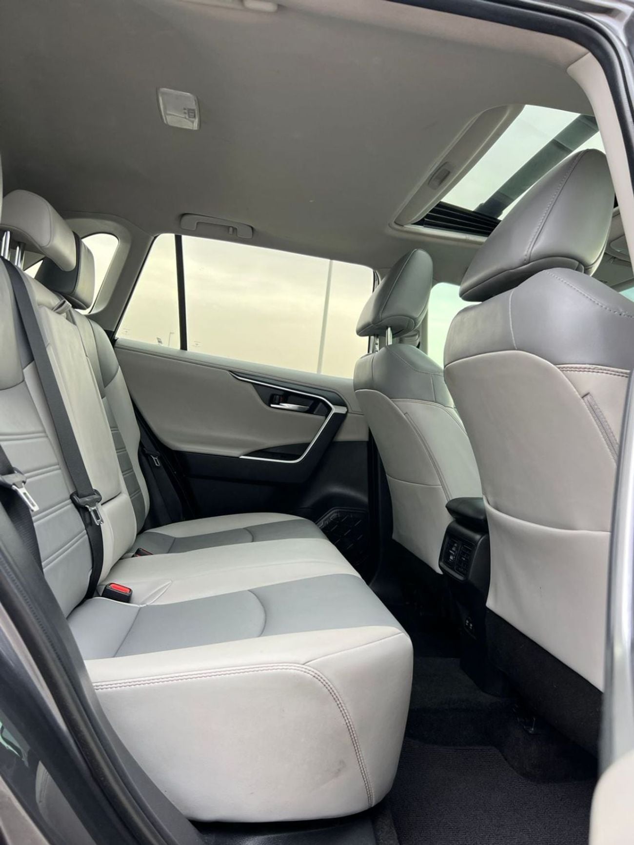 Toyota RAV4 XLE 2020 Toyota Rav4 2.5L V4 - Rear Camera & Sensor - Leather Seats