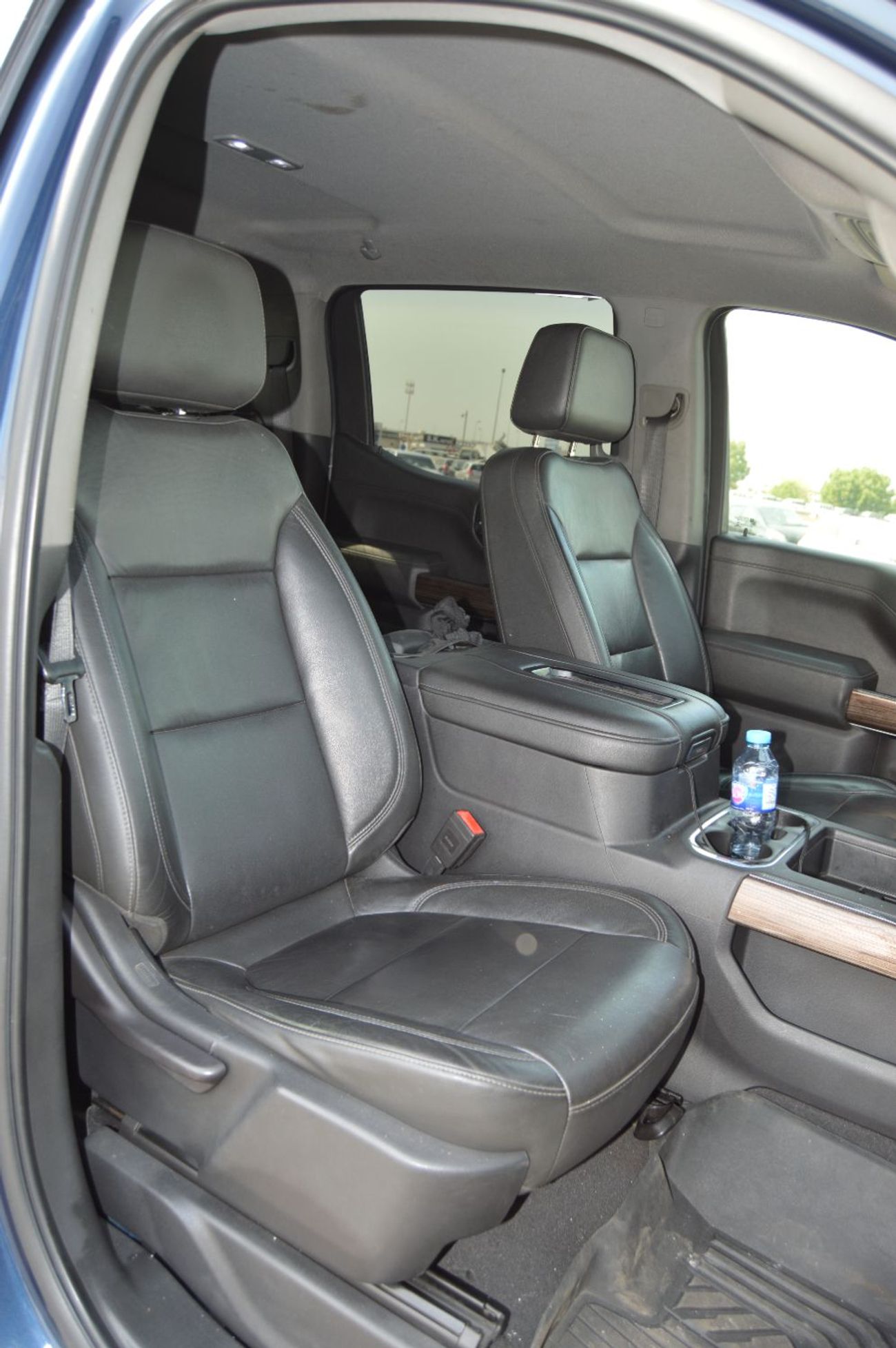 شيفروليه سيلفارادو *Chevrolet Silverado* Left Hand Drive Year: *2020* -Push Button Start,  -Leather Seats, -Power Seats