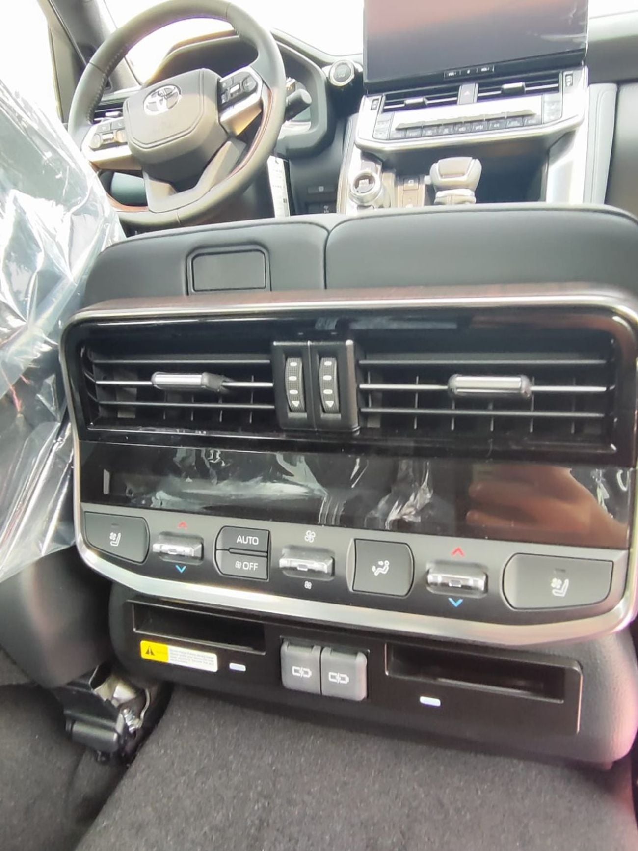 Toyota Land Cruiser VX TOYOTA Land Cruiser VX 4.0 P AT Omani SPECS Fully Loaded| Soft door close | JBL| Back LED lighting|