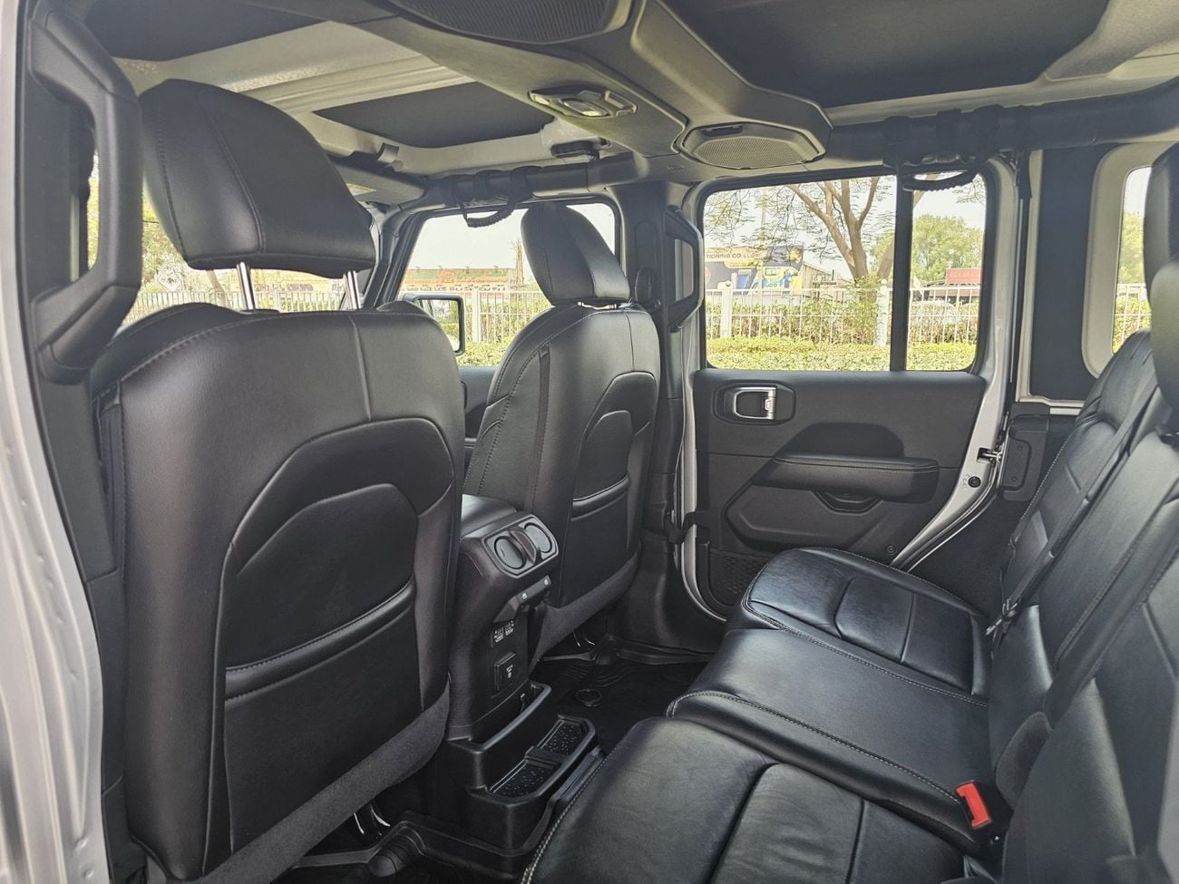 جيب رانجلر أنليميتد Sahara 3.6L A/T (5 Seater)