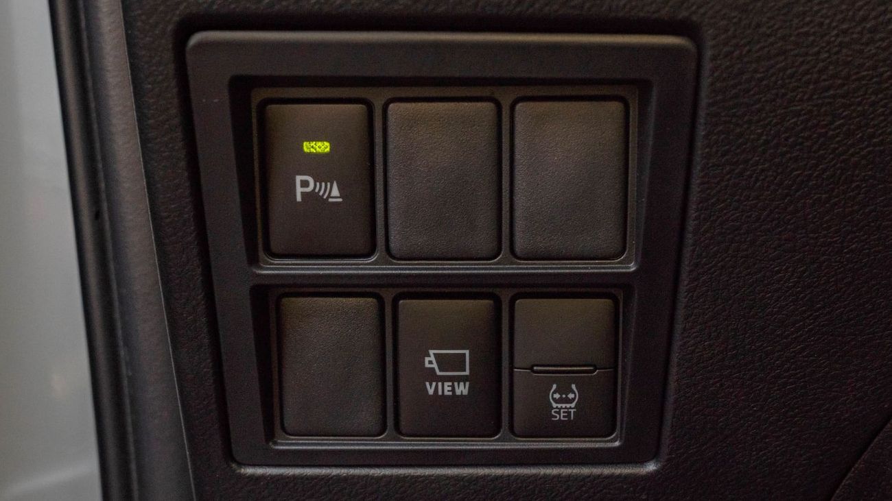 تويوتا هيلوكس 2024 Toyota Hilux GR-Sport 4.0L AT Petrol (White)