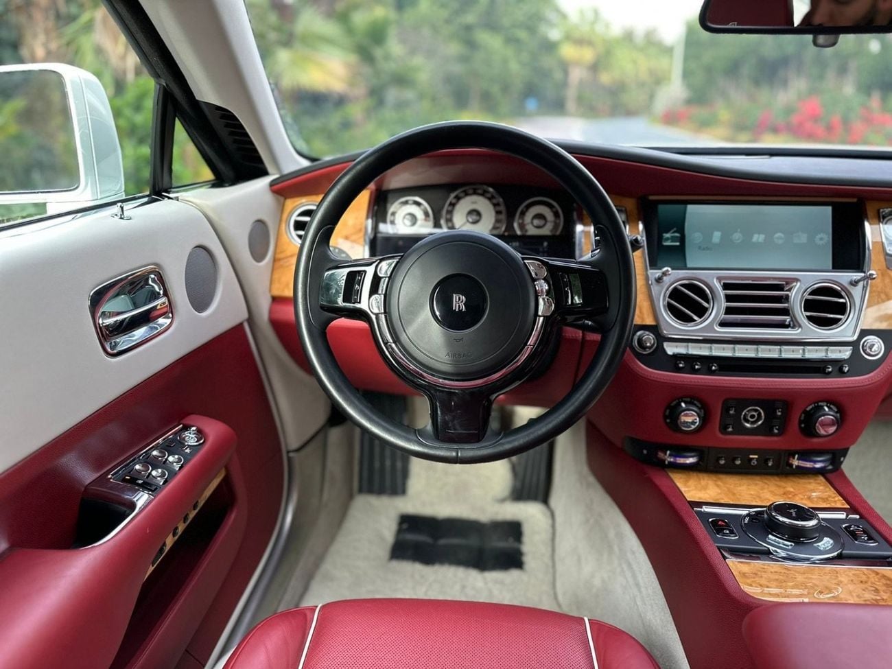 رولز رويس واريث 2015 Rolls Royce Wraith | GCC Specs | 6.6L V12 | 624 HP | 66k KM | WHITE/RED | Starlight Headliner |