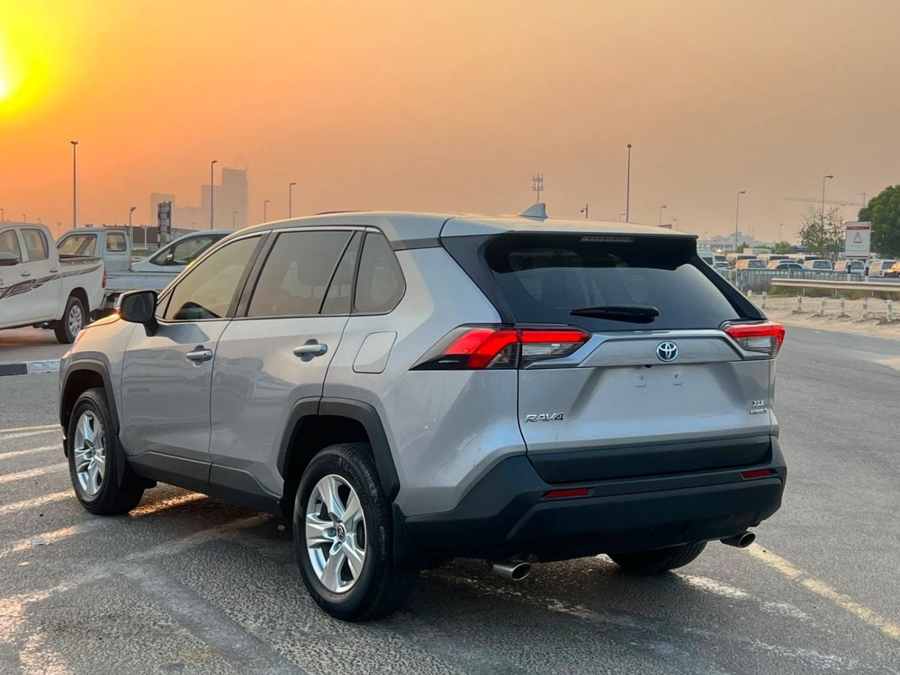 تويوتا راف ٤ 2021 Toyota Rav4 Hybrid XLE Full Option 2.5L V4 - Rear Camera  Leather Seat - AWD 4x4 - Sunroof -