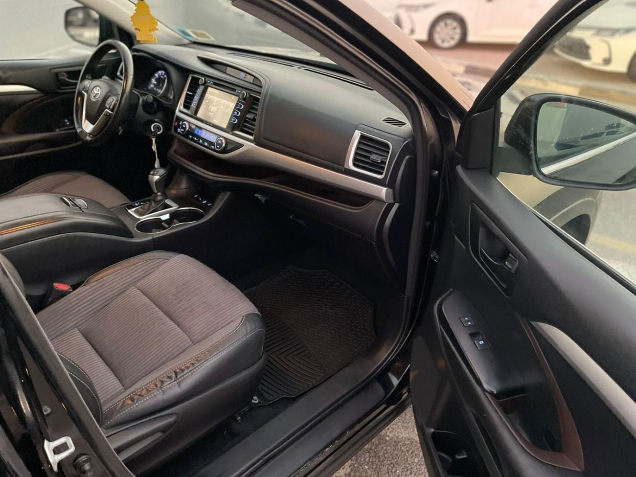 Toyota Highlander LE (NON GCC) 2017 Toyota Highlander MidOption - 3.5L V6 - 4x4 AWD - Full 7 Seater - Trunk Auto