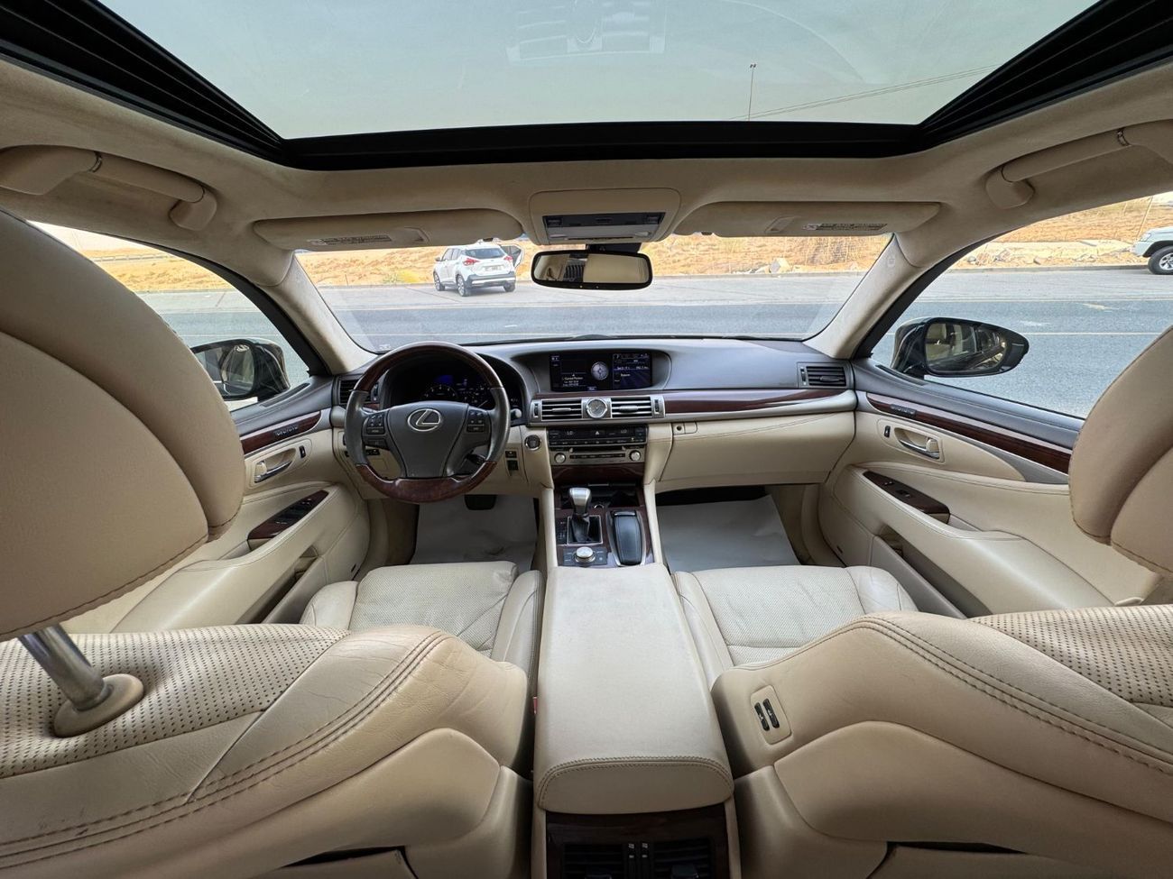 لكزس LS 460 كبيرة / محرك V8 سعة 4.6 لتر / مصابيح زينون ثلاثية / مقاعد تبريد وتدفئة / أبواب ناعمة الإغلاق / بحالة