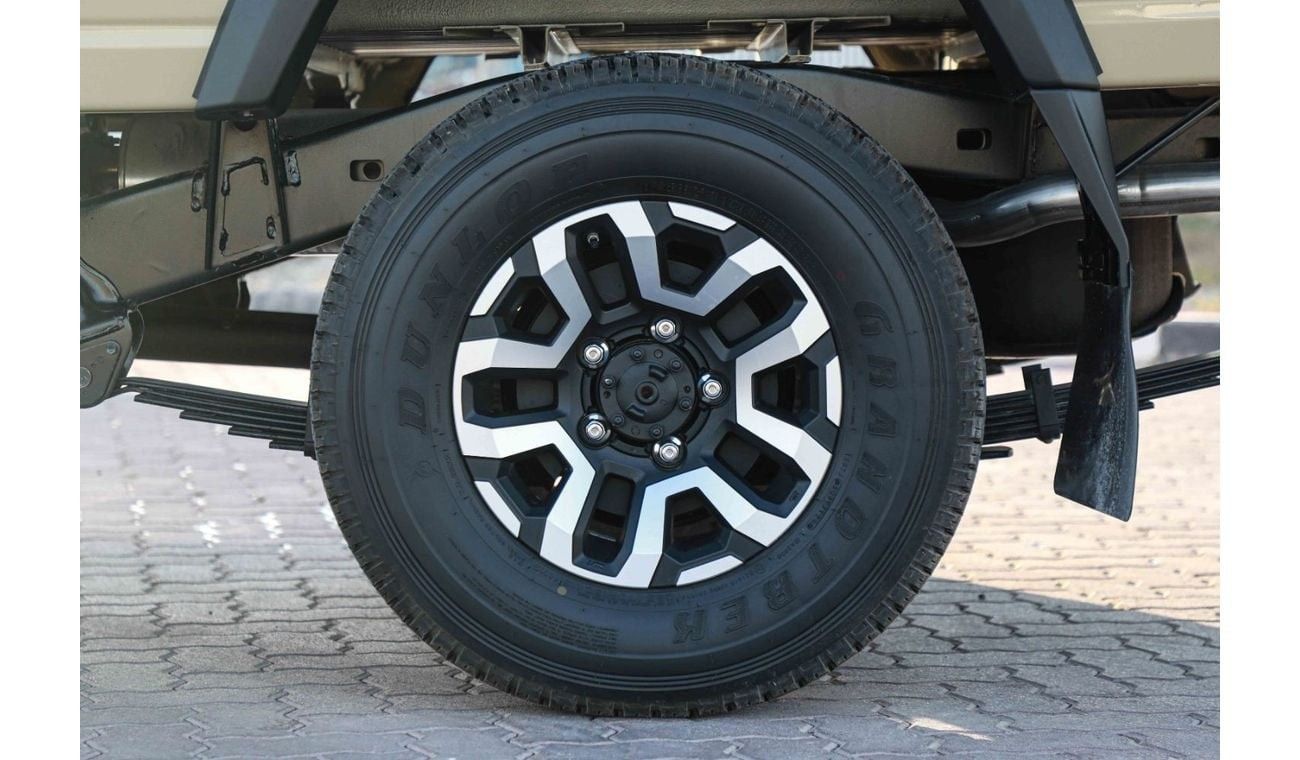 تويوتا لاند كروزر 70 2024 TOYOTA LC79 LX Z SINGLE CAB 2.8 - BEIGE inside TAN | Export Only