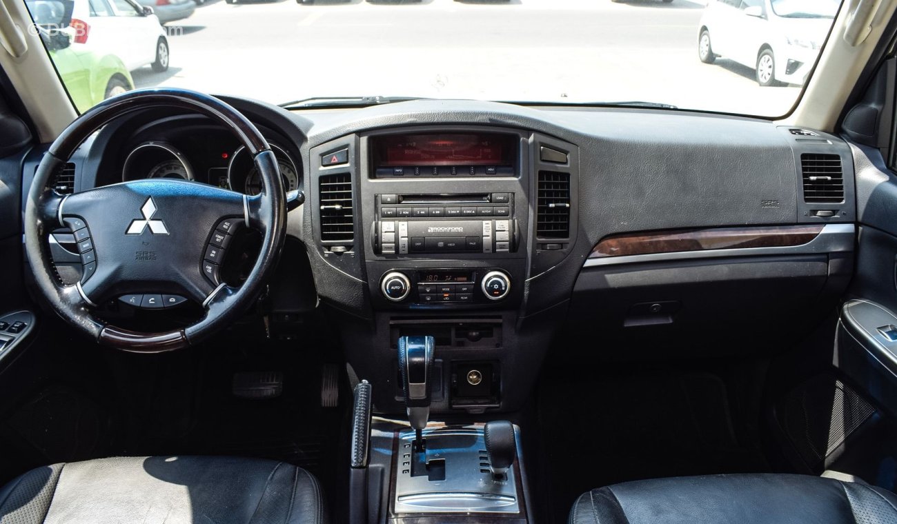 ميتسوبيشي باجيرو Pre-owned Mitsubishi Pajero GLS V6 for sale in Sharjah. Grey/Silver 2014 model, available at Wael Al