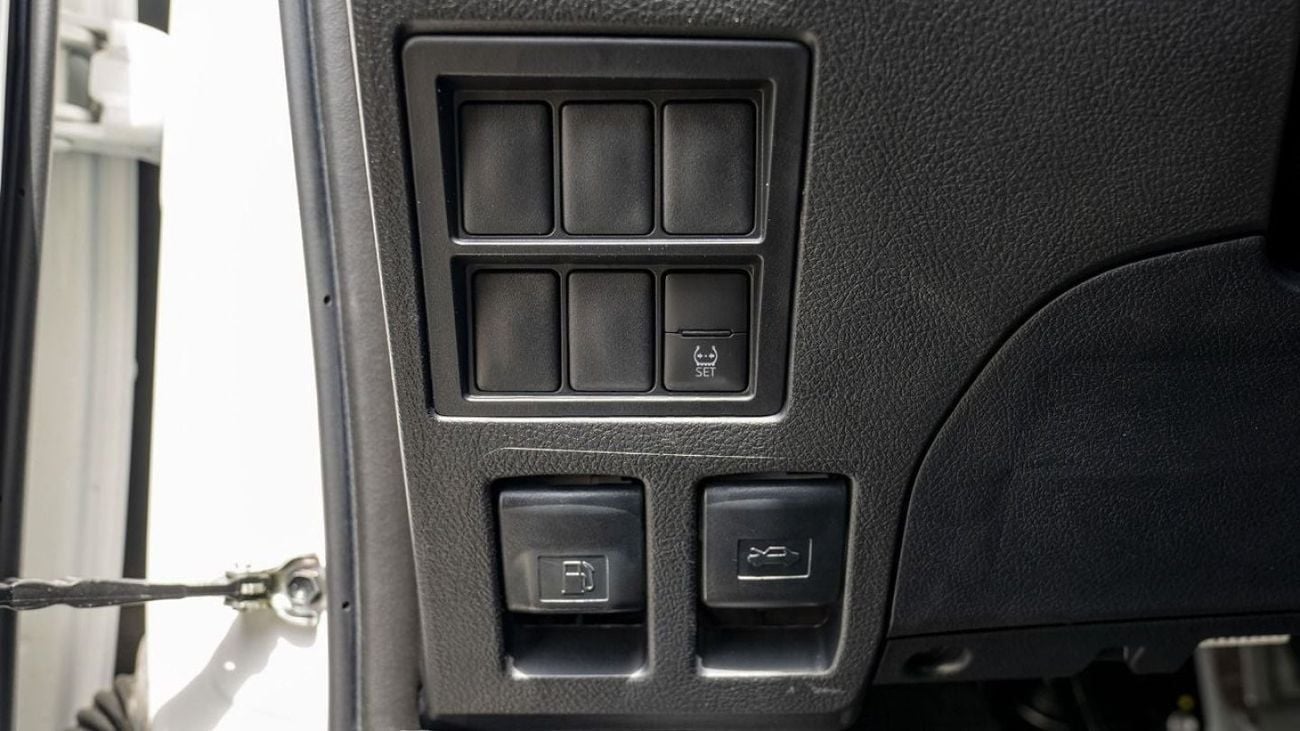 تويوتا هيلوكس GLX Toyota Hilux 2.7L petrol au A/T MY24