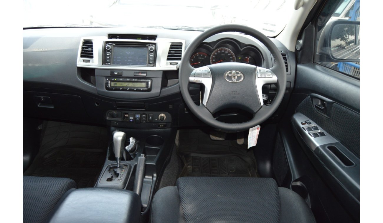 Toyota Hilux SR5 diesel Right