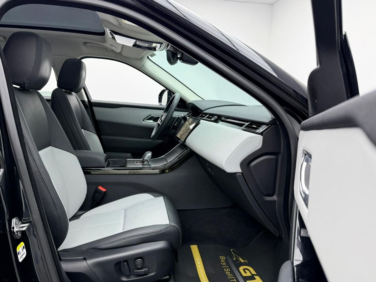 لاند روفر رينج روفر فيلار COMFORTLINE Dynamic SE P250 2.0L 2025 Range Rover Velar P250 Dynamic SE, 2029 RR Warranty + Service