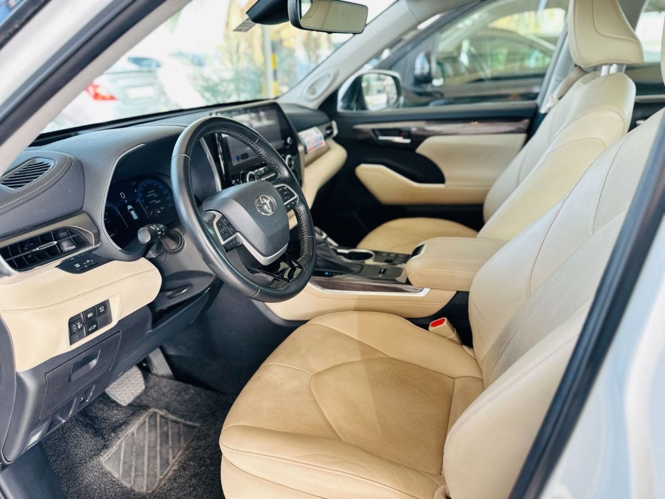 تويوتا هايلاندر 2023 Toyota Highlander VXR - White inside Beige