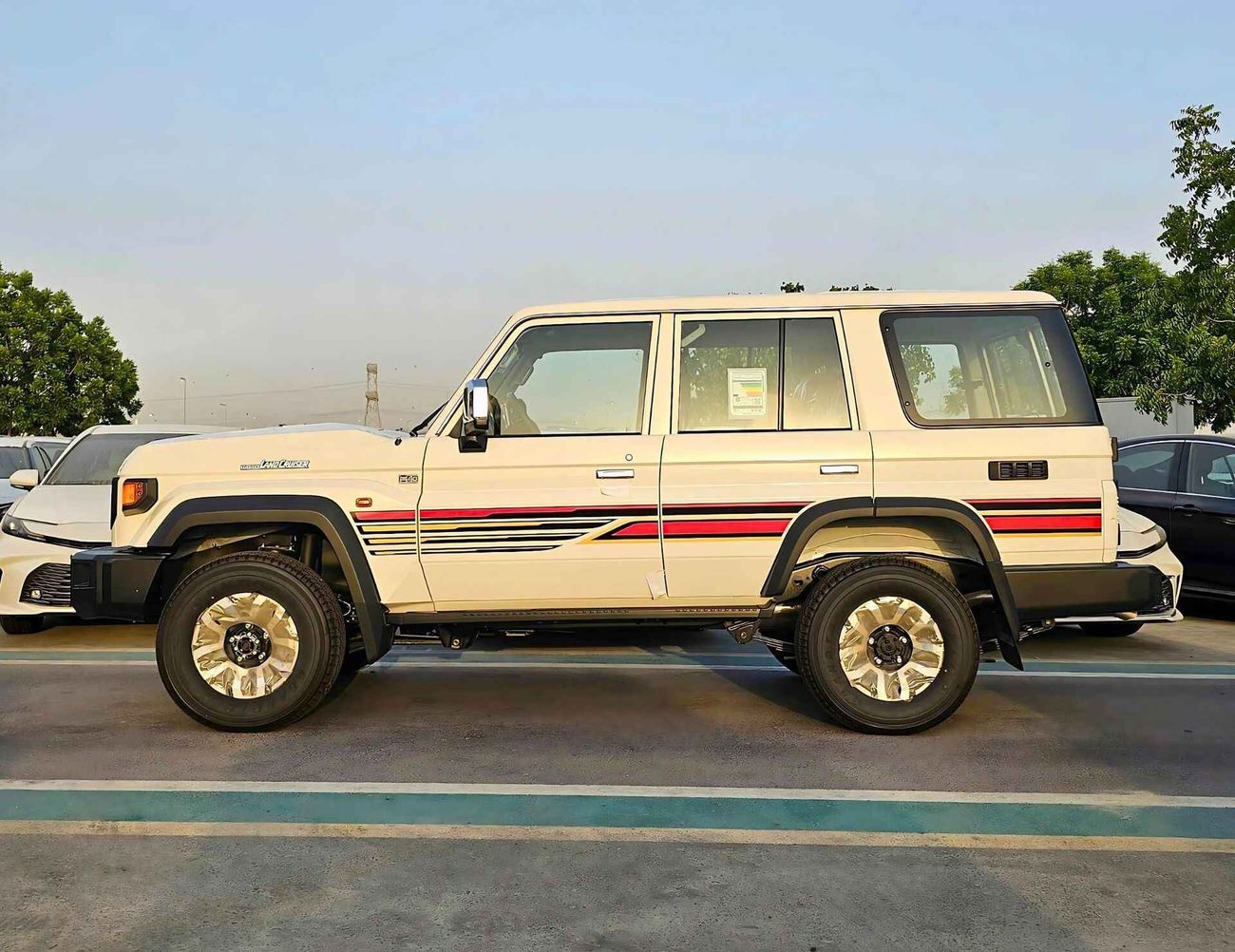 تويوتا لاند كروزر 70 LC76 / 4.0L PETROL A/T  / DIFF LOCK / REFRIGETOR / FULL OPTION / CODE# LC76