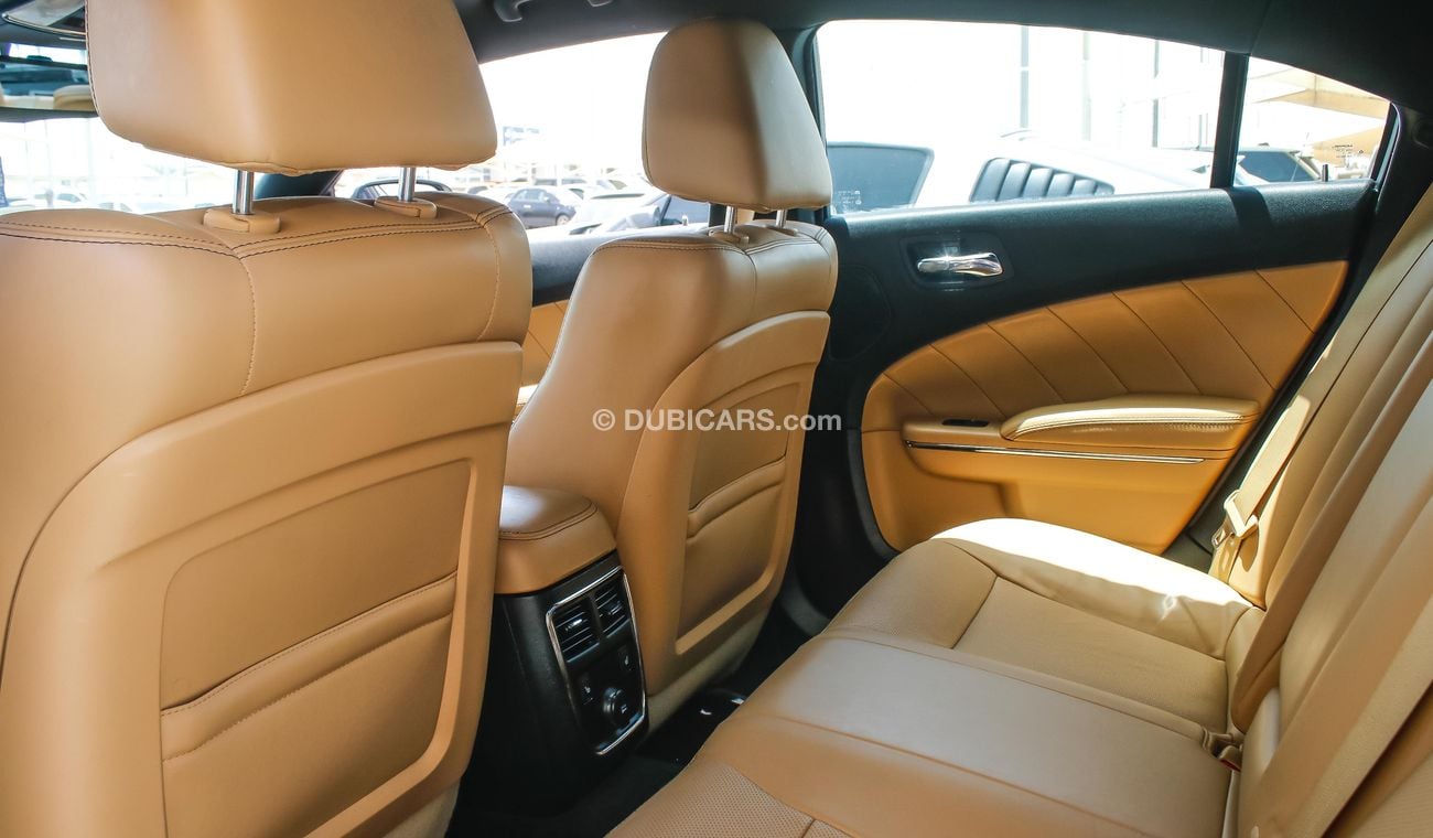 دودج تشارجر 2013 Hemi Rt Full options American specs sunroof DVD camera leather interiors