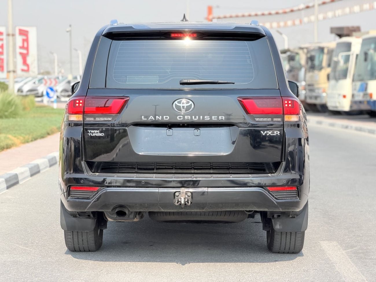 تويوتا لاند كروزر VXR تويوتا لاندكروزر LC300 SUV، محرك بنزين ثنائي التوربو سعة 3.5 لتر، 7 مقاعد، 5 أبواب، لون خارجي أسود، 