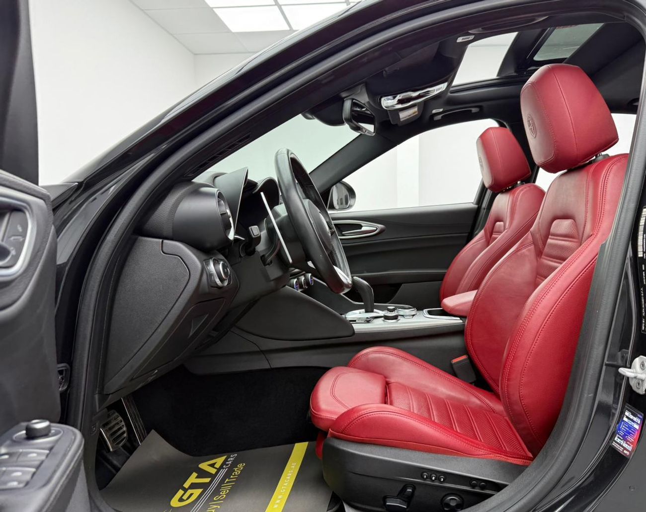 ألفا روميو جوليا 2023 Alfa Romeo Giulia Veloce Q2, 2027 Alfa Romeo Warranty + Service Pack, Excellent Condition, GCC