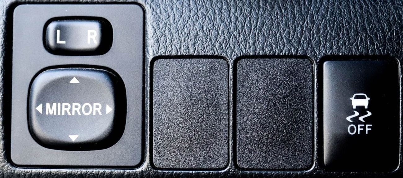 تويوتا كورولا سيارة تويوتا كورولا SE (E170) موديل 2017، سيدان بأربعة أبواب، محرك بنزين سعة 1.6 لتر، ناقل حركة أوتو